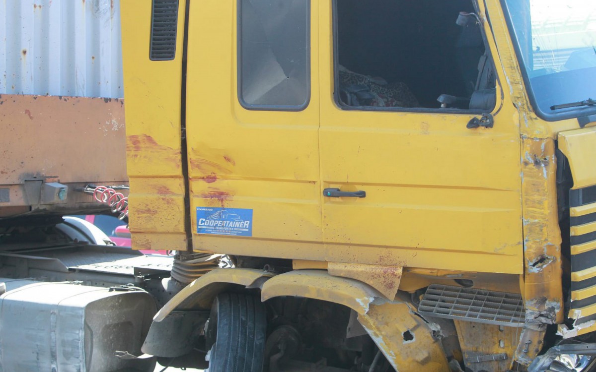 O motorista do caminhão colidiu com uma mureta logo após ser baleado - Reginaldo Pimenta/Agência O Dia