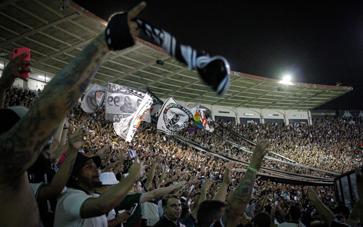 Vasco: Torcedor joga sal grosso em baliza de São Januário