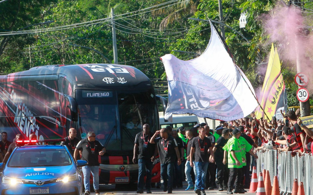 Torcedores do Flamengo fazem festa no Ninho do Urubu antes de embarque para Guayaquil