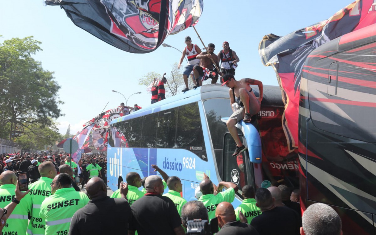 Multidão se despede do Flamengo no Galeão antes do embarque para final da Libertadores