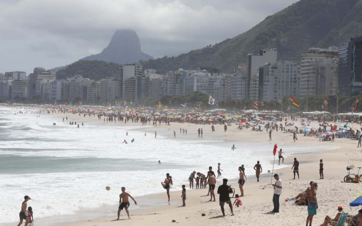 Cariocas aproveitam quarta-feira ensolarada na Praia do Leme - Pedro Ivo / Agência O Dia