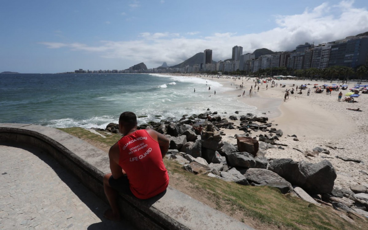 Cariocas aproveitam quarta-feira ensolarada na Praia do Leme - Pedro Ivo / Agência O Dia