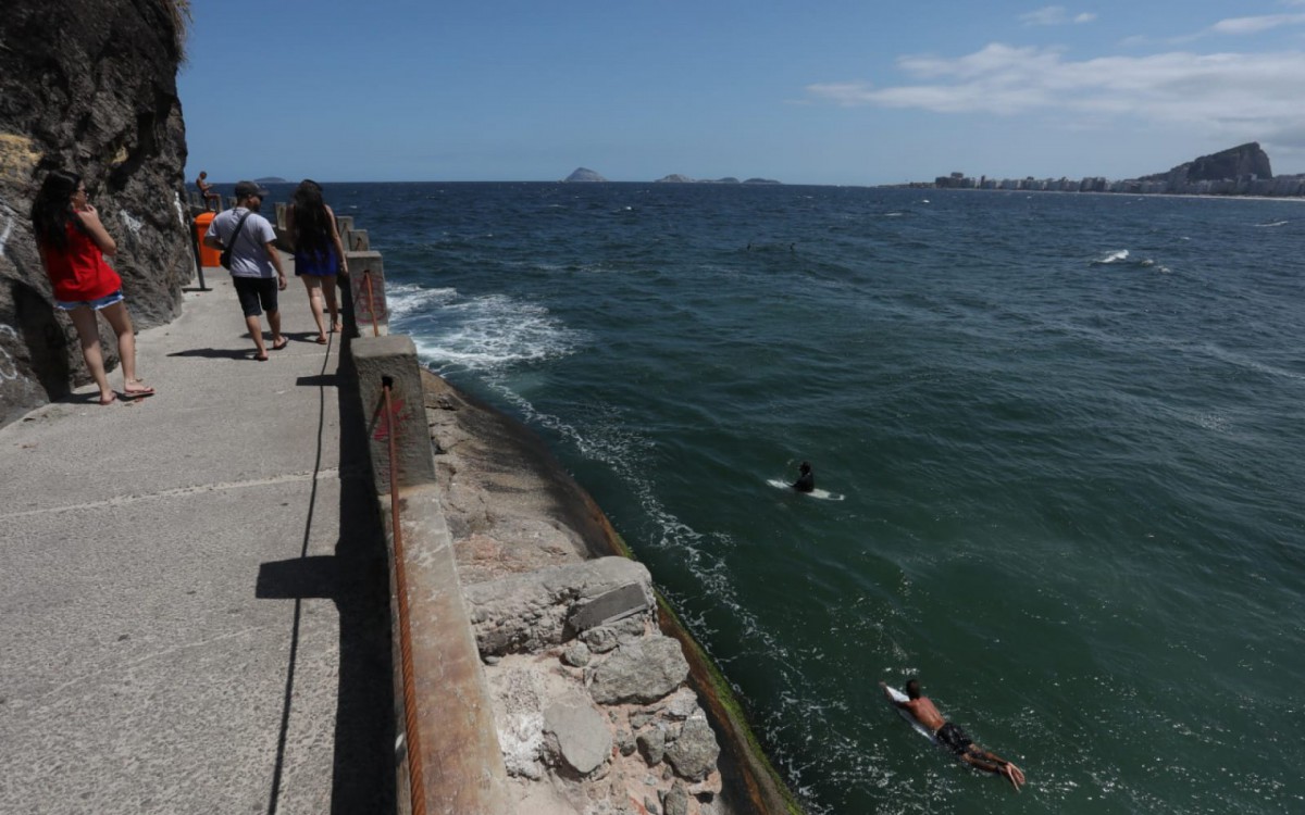 Cariocas aproveitam quarta-feira ensolarada na Praia do Leme - Pedro Ivo / Agência O Dia