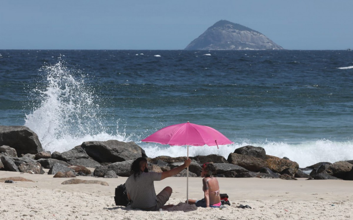 Cariocas aproveitam quarta-feira ensolarada na Praia do Leme - Pedro Ivo / Agência O Dia
