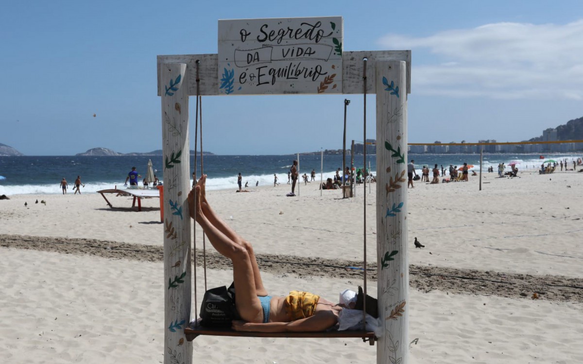Cariocas aproveitam quarta-feira ensolarada na Praia do Leme - Pedro Ivo / Agência O Dia