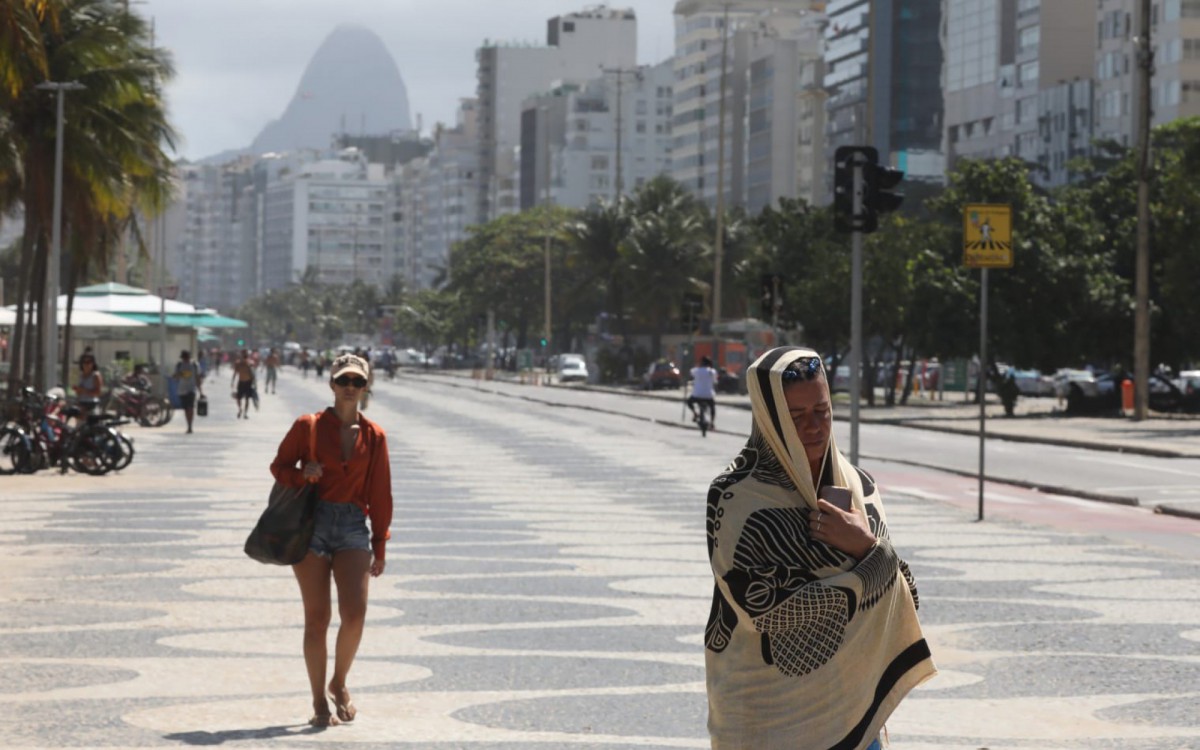 Cariocas aproveitam quarta-feira ensolarada na Praia do Leme - Pedro Ivo / Agência O Dia
