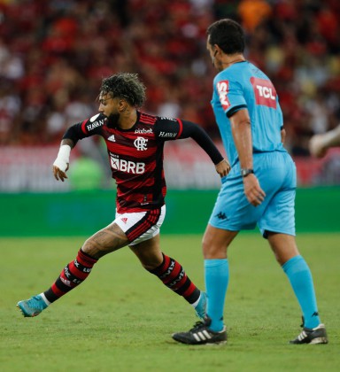 Com lances polêmicos e gols, Flamengo vence o Santos antes da