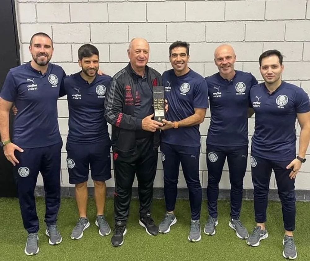 Técnico do Palmeiras, Abel Ferreira dá garrafa de vinho a Felipão, do Athletico