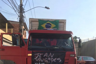 Caminhoneiros fazem ato em homenagem a motorista morto a tiros na Avenida Brasil