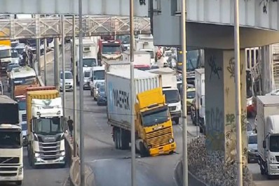 Motorista de caminhão morre após ser baleado na Avenida Brasil