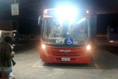 Ladrão armado rouba passageiro do ônibus da EPT, o vermelhinho no centro de Maricá