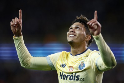 Ex-Fluminense, Evanilson celebra primeiro gol na Liga dos Campeões