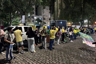 Apoiadores de Bolsonaro promovem 'adesivaço' em reduto da esquerda na Zona Sul
