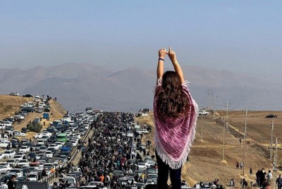 Forças de segurança do Irã atiram contra manifestantes após homenagem a Mahsa Amini 
