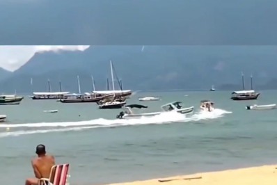 Perseguição no mar de Mangaratiba contra embarcações que transportam passageiros de forma ilegal