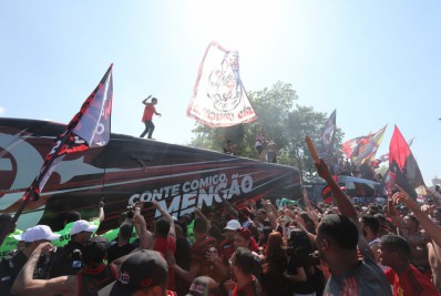 Multidão se despede do Flamengo no Galeão antes do embarque para final da Libertadores