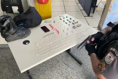 Polícia Militar apreende drogas de suspeito de troca de tiros