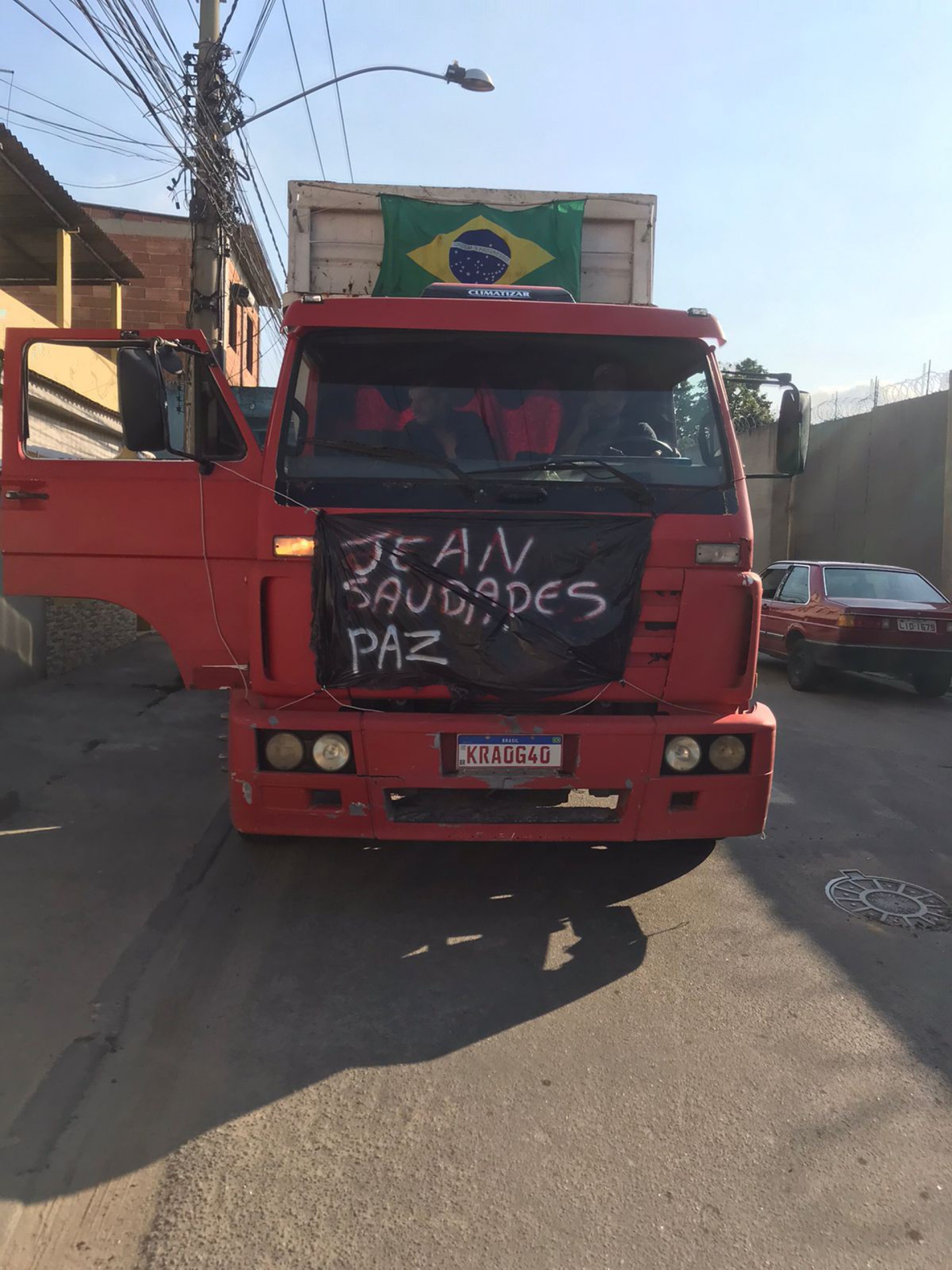 Motoristas de caminh&atilde;o seguiram buzinando pela Avenida Brasil, com faixas penduradas nos ve&iacute;culos com o nome da v&iacute;tima