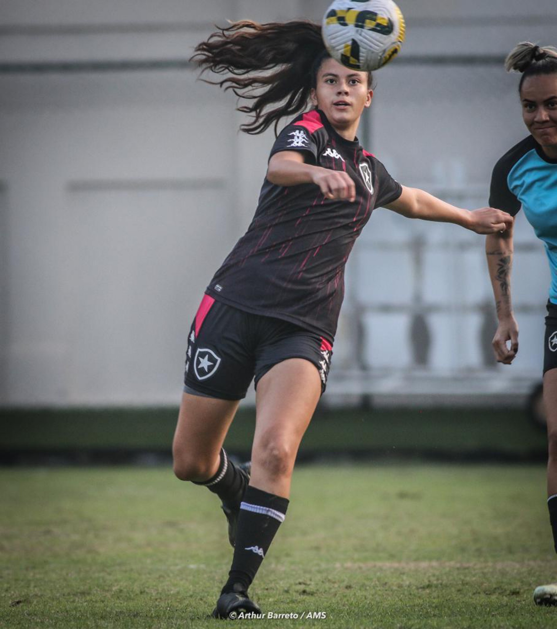 A zagueira Julia Nascimento, de 17 anos, sagrou-se Campe&atilde; Carioca Sub-20 de Futebol Feminino com o Botafogo