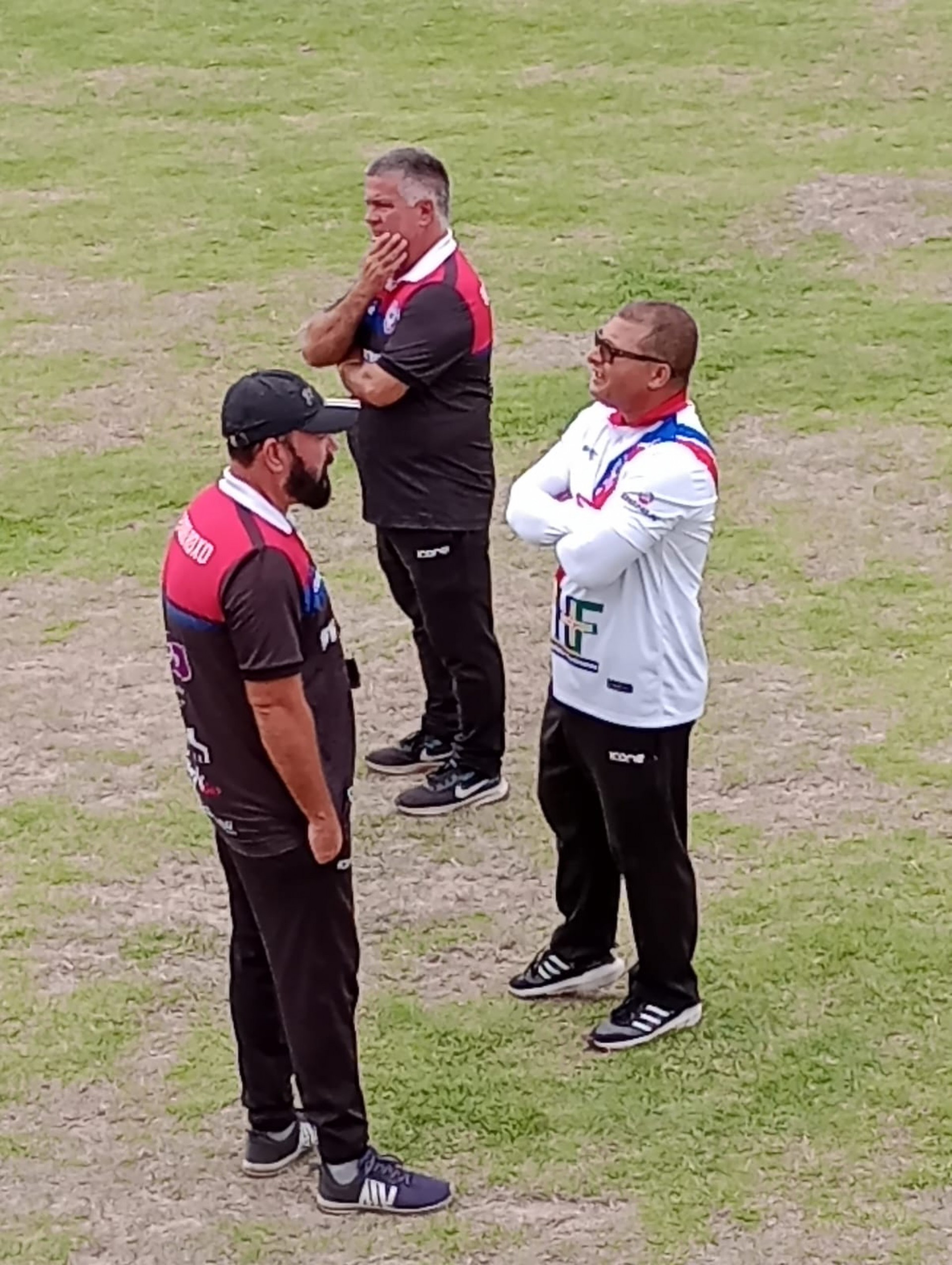 O técnico Luciano Moraes (branco), acompanhando o treino da equipe, ao lado da comissão técnica - Divulgação