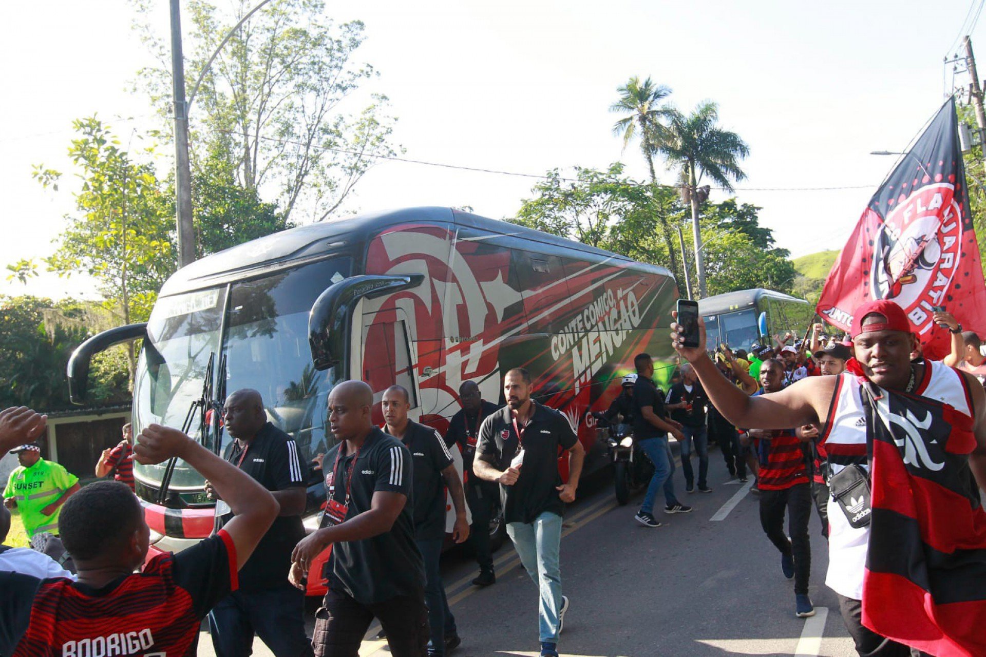 Torcedores do Flamengo se despedem do elenco no Ninho - Reginaldo Pimenta / Agência O Dia