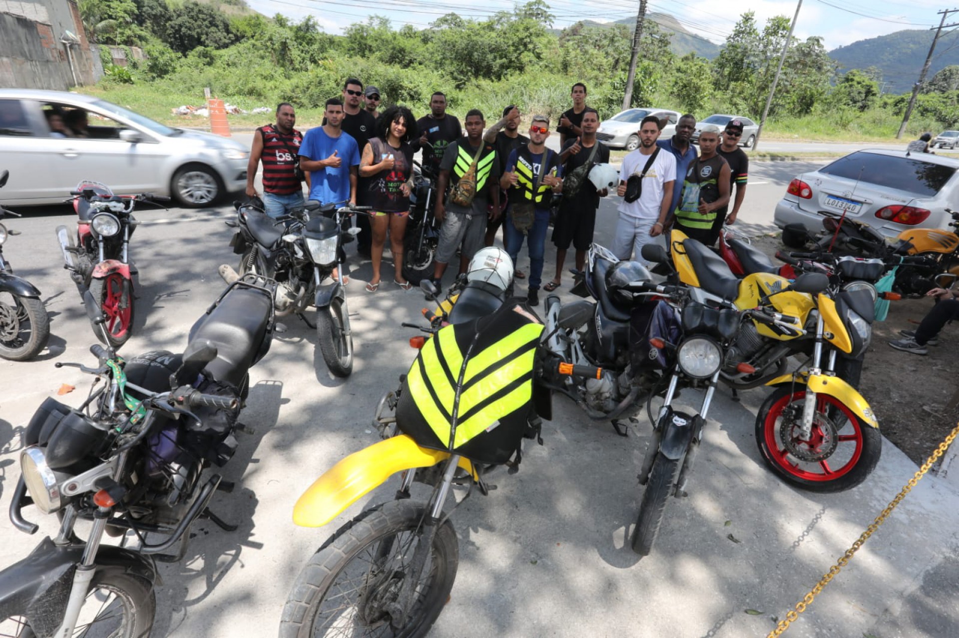 Na foto, amigos de profissão se reuniram para se despedir do mototaxista - Pedro Ivo/Agência O DIA