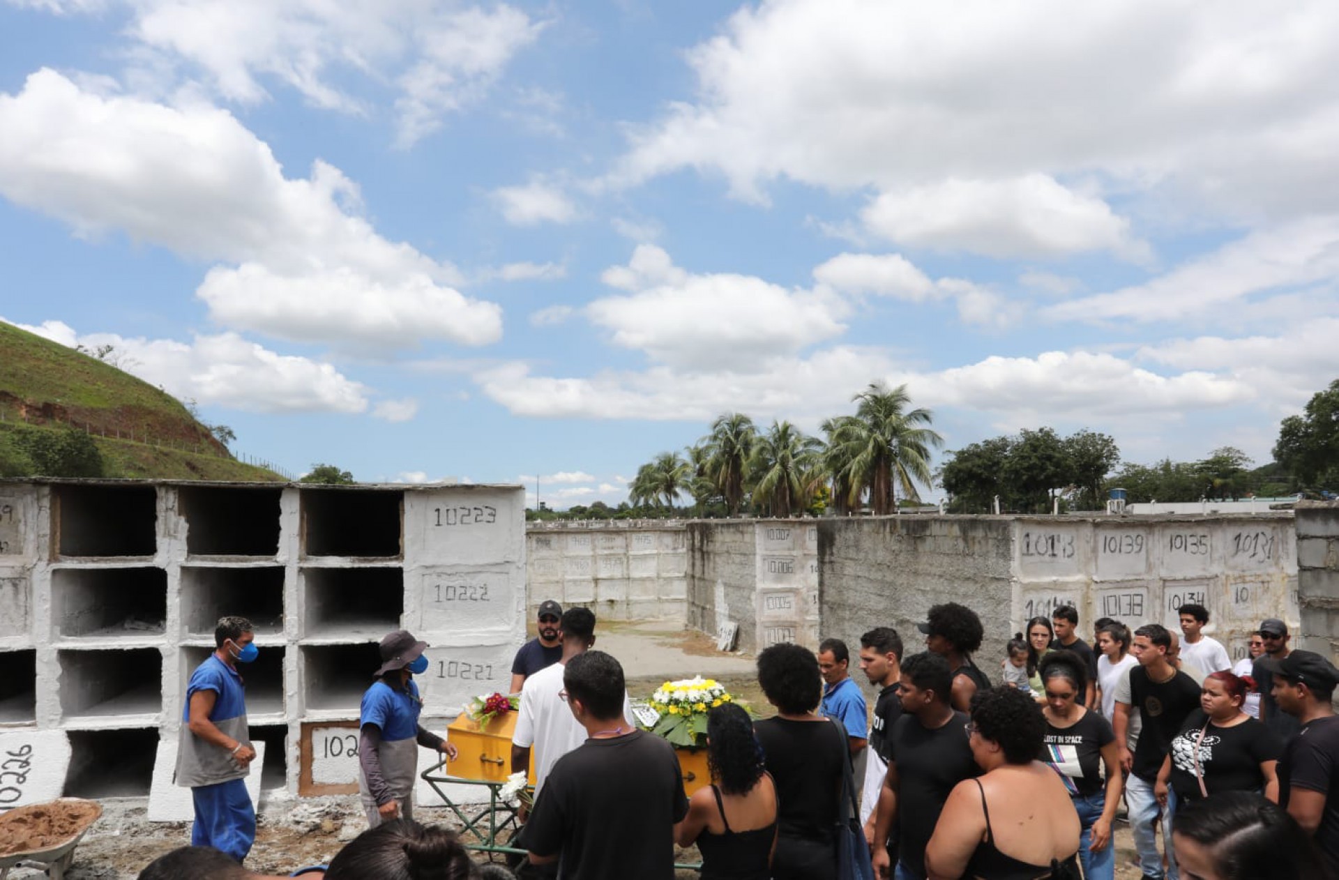 Enterro foi marcado por lamentos de amigos e familiares de João Vitor - Pedro Ivo/Agência O DIA