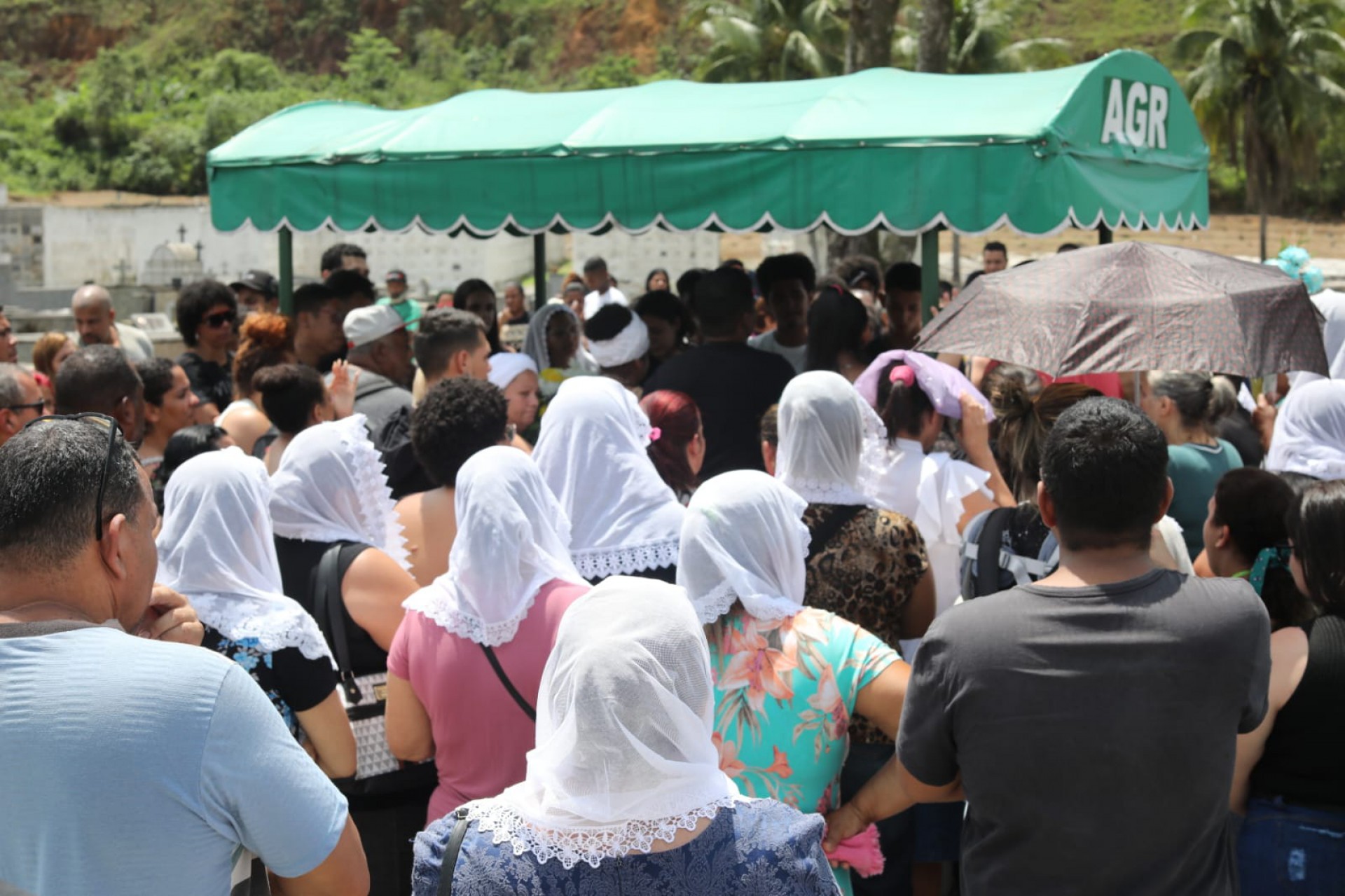 Enterro foi marcado por lamentos de amigos e familiares de João Vitor - Pedro Ivo/Agência O DIA