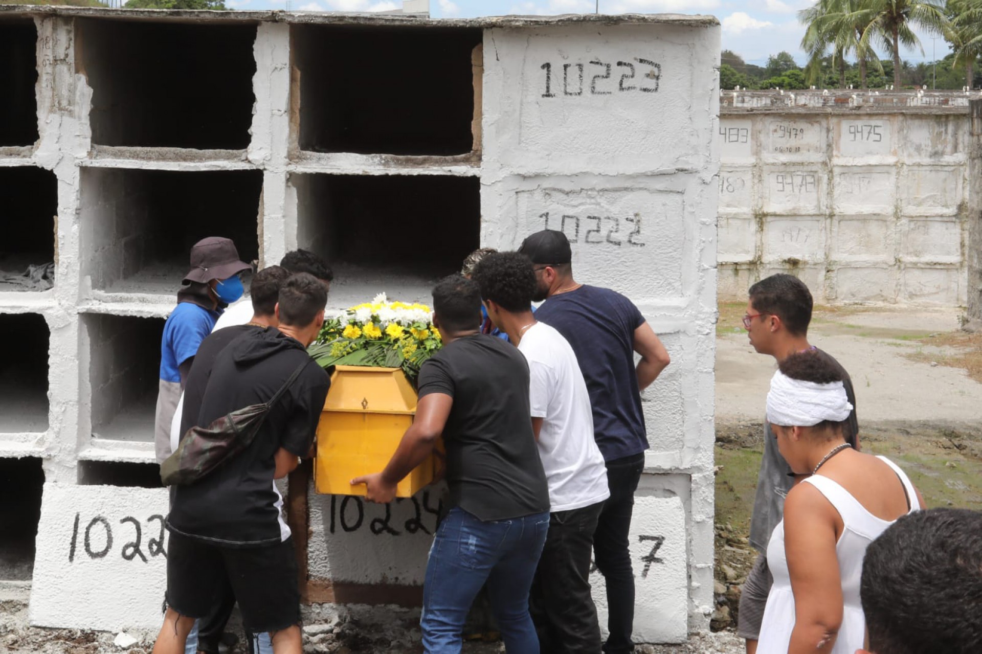 Enterro foi marcado por lamentos de amigos e familiares de João Vitor - Pedro Ivo/Agência O DIA