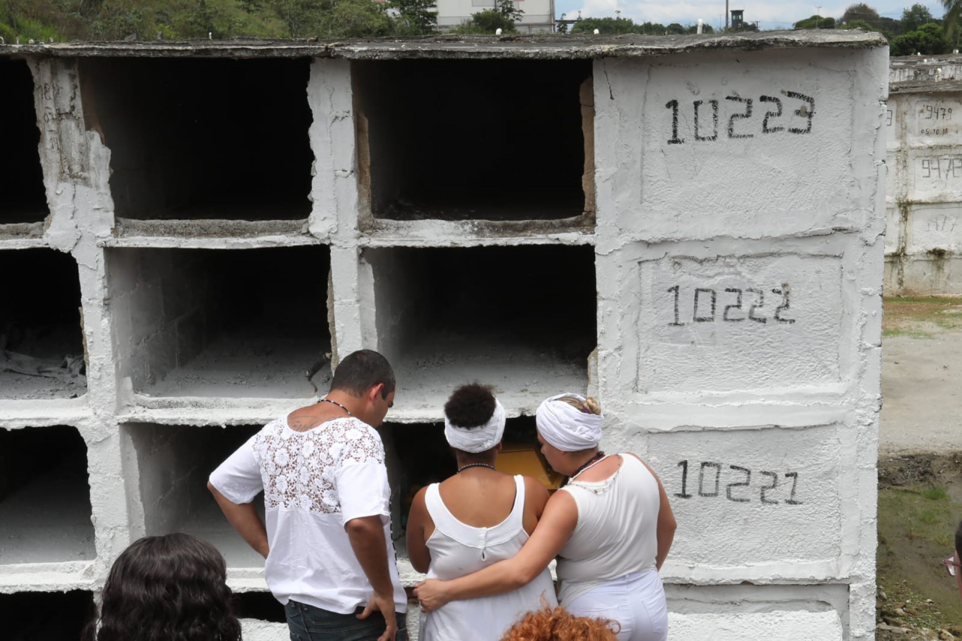 Enterro foi marcado por lamentos de amigos e familiares de João Vitor - Pedro Ivo/Agência O DIA