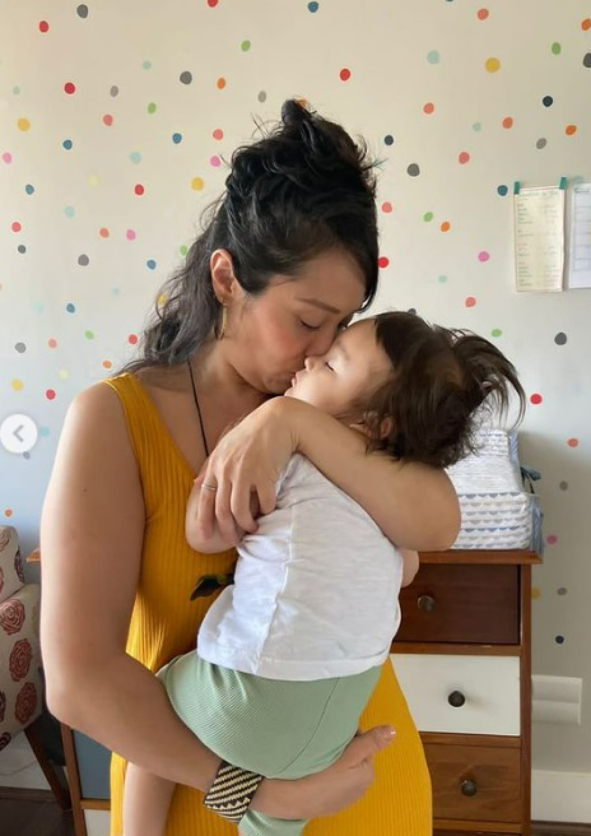 Yohama e o filho, Tom, de dois anos