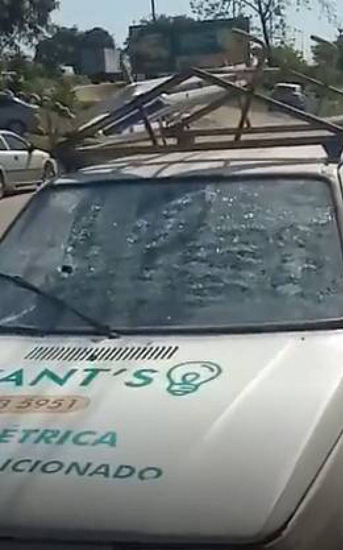 Segundo relatos nas redes sociais, um carro que passa durante o tiroteio foi atingido por vários disparos - Reprodução/Rede Social