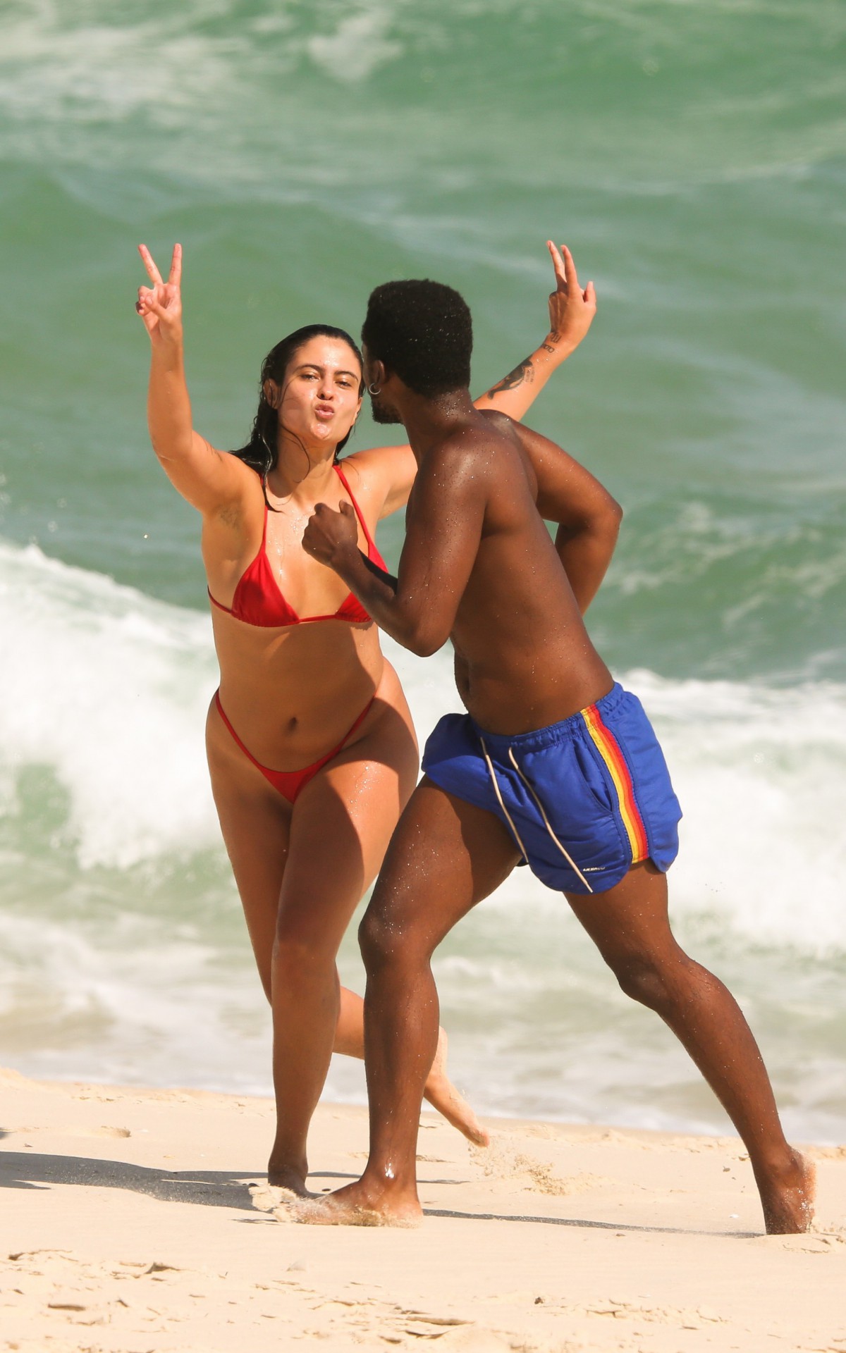 Hana Khalil curtiu dia na praia com o namorado 