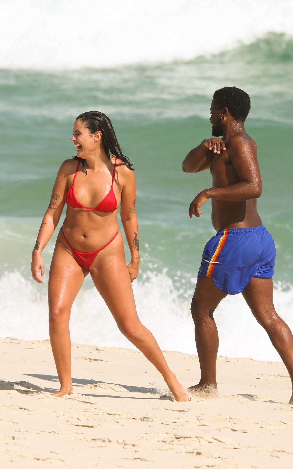 Hana Khalil curtiu dia na praia com o namorado 