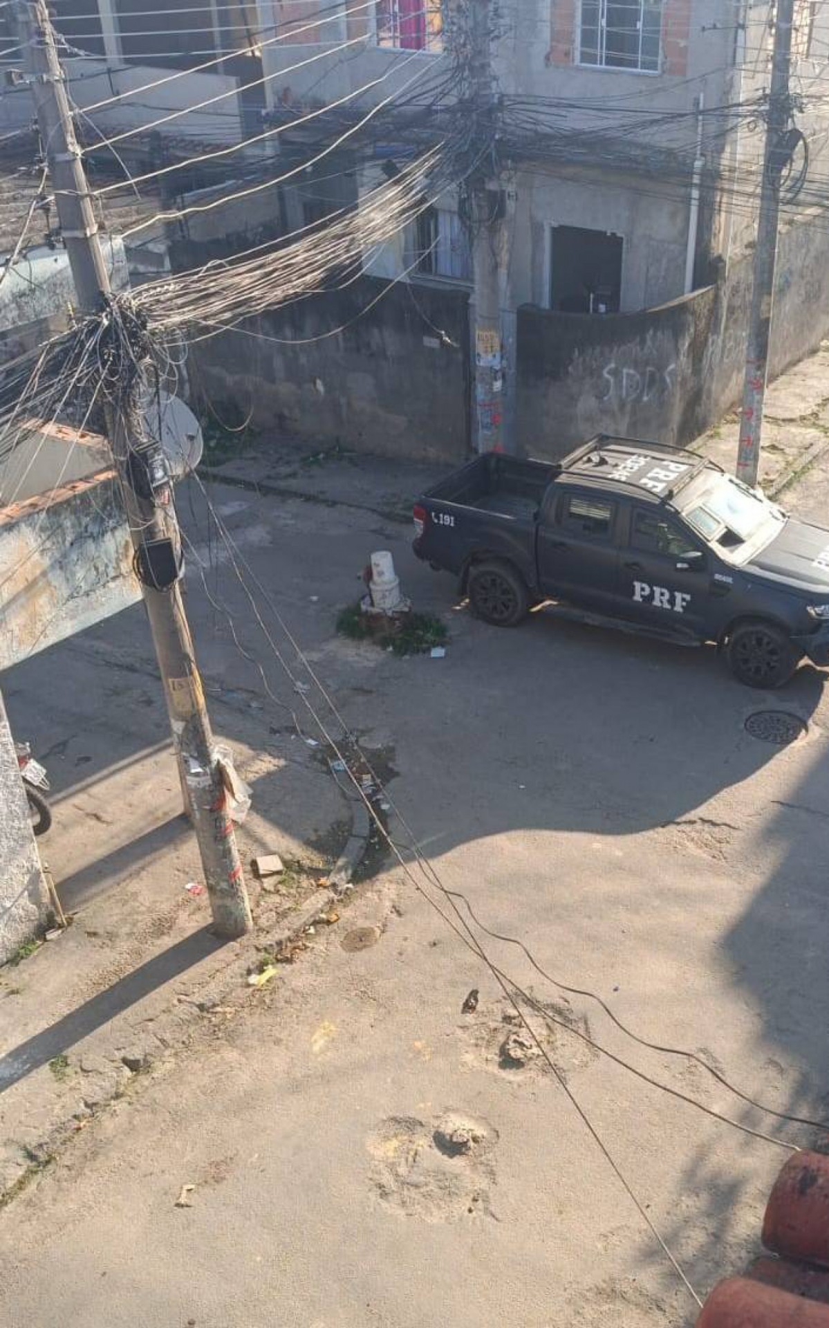 Viaturas da PRF entraram na Vila Kennedy logo após o ocorrido - Rede Social