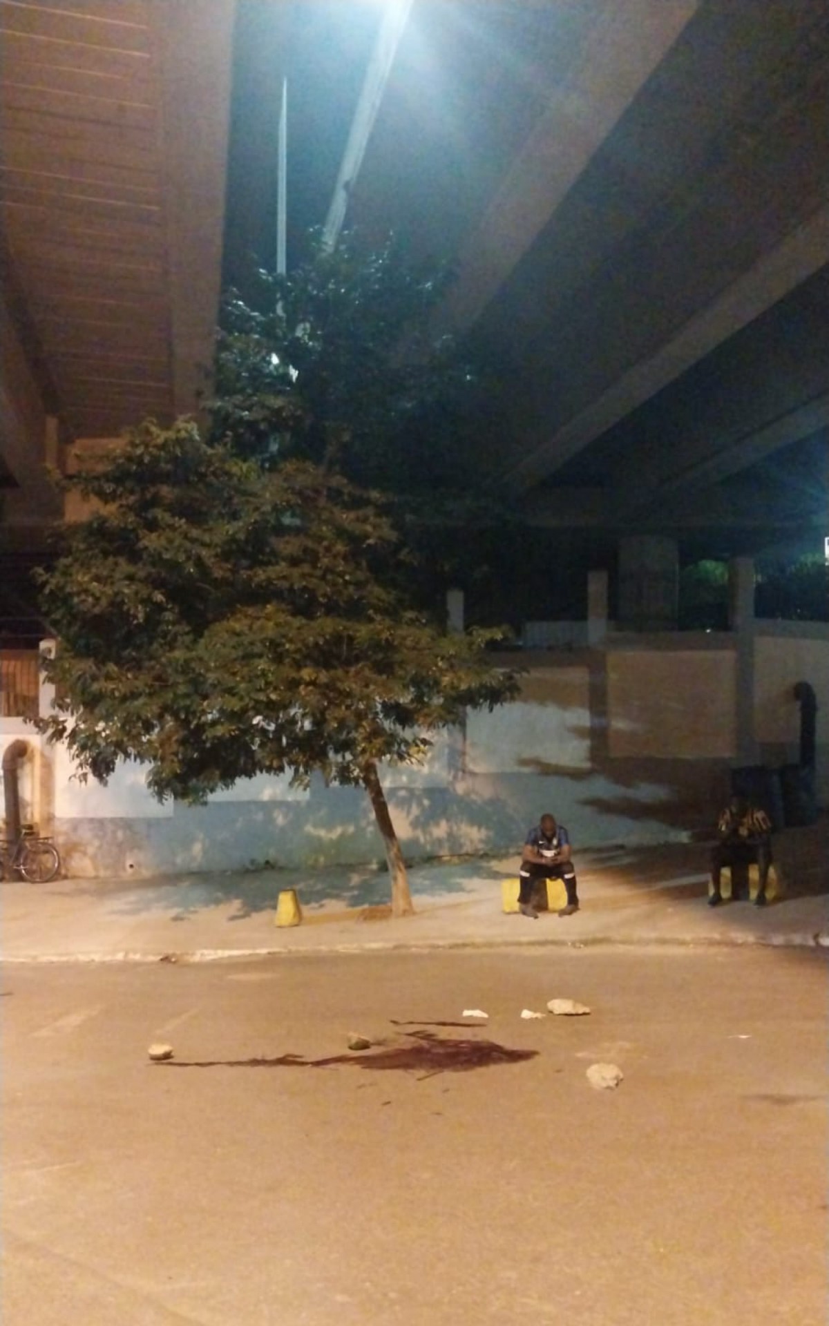 O local onde o agente caiu do viaduto da Transolímpica após ser baleado ficou com marcas de sangue - Cleber Mendes/Agência O DIA