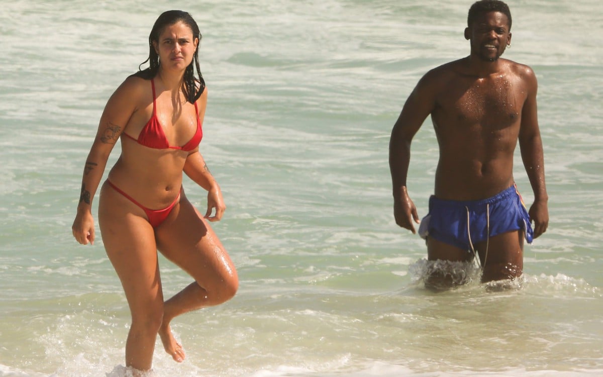 Hana Khalil curtiu dia na praia com o namorado  - Foto: Dilson Silva/AgNews