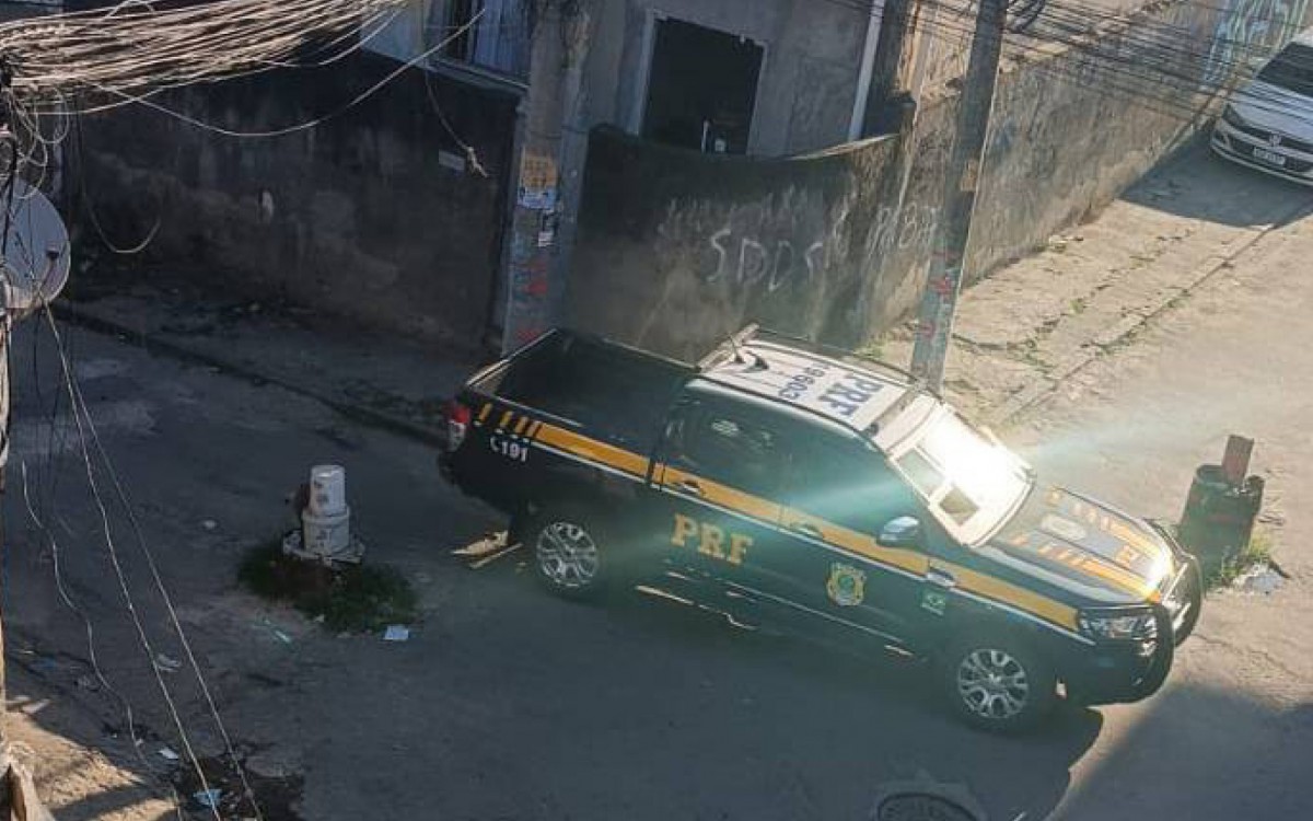 Viaturas da PRF entraram na Vila Kennedy logo após o ocorrido - Rede Social