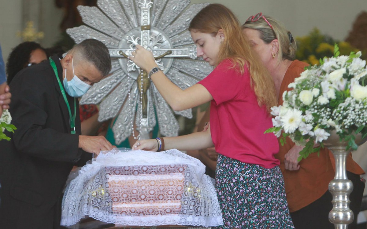 J&uacute;lia Naspolini durante o vel&oacute;rio da m&atilde;e, Susana Naspolini, no cemit&eacute;rio S&atilde;o Jo&atilde;o Batista, na Zona Sul do Rio