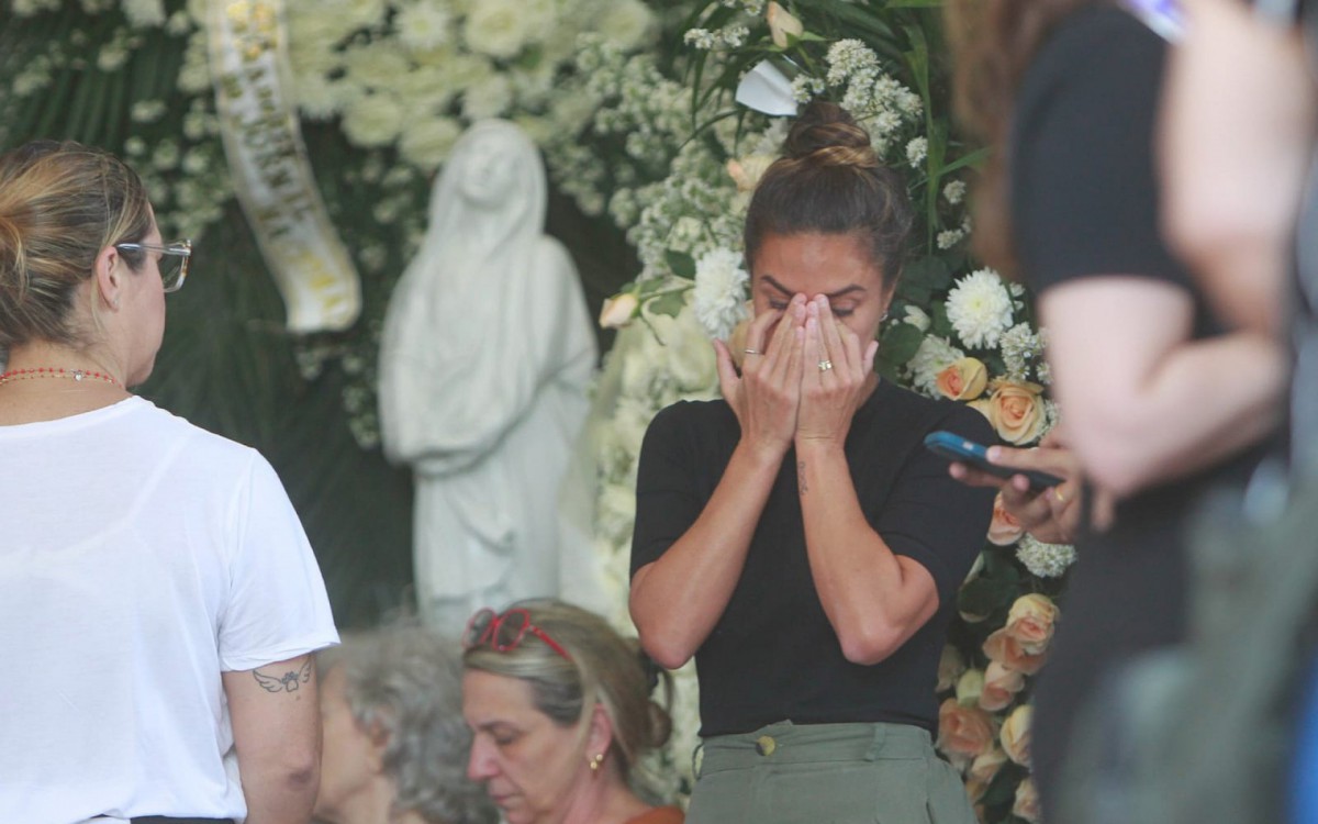 Carol Barcellos se emociona durante o vel&oacute;rio de Susana Naspoli