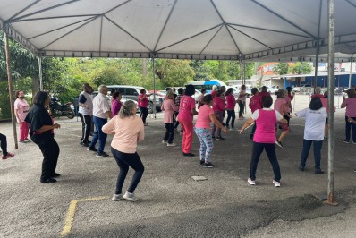 Alegria e disposição marcam aulão de alongamento e dança em alusão à Campanha Outubro Rosa