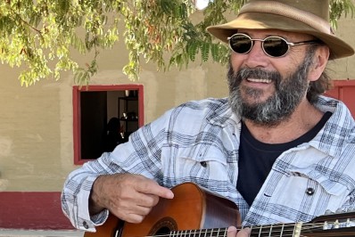 'Fazer música pra mim é brincadeira', destaca Almir Sater 