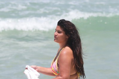 Giulia Costa, filha de Flávia Alessandra, curte dia de sol na praia