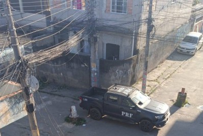 PRF e PM fazem operação na Vila Kennedy após morte de policial
