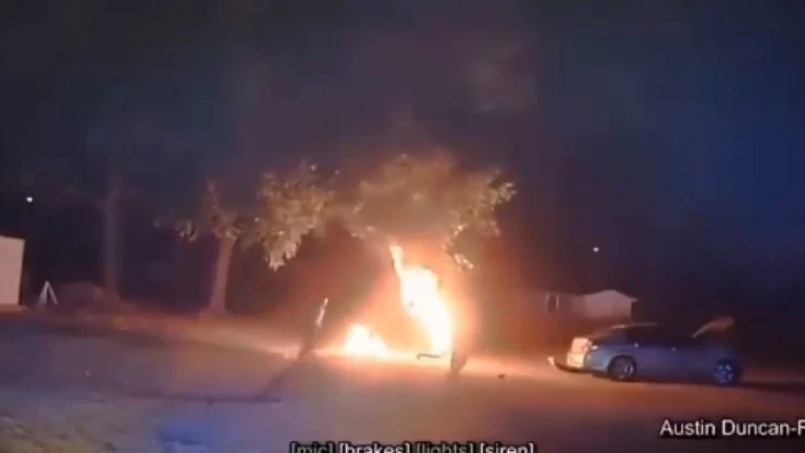 Homem pega fogo após ser atingido por arma de choque