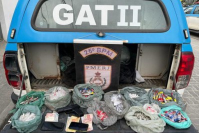 PM prende cinco homens por tráfico de drogas em Araruama