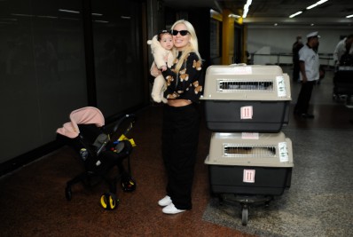 Karoline Lima desembarca em São Paulo com filha, Cecília