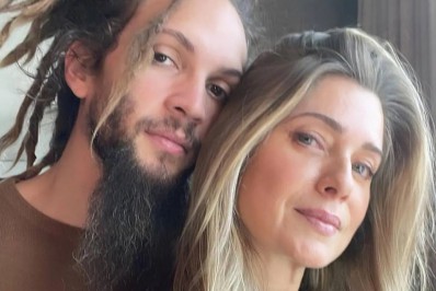 Marido de Letícia Spiller rebate seguidor que o chamou de 'mendigo'