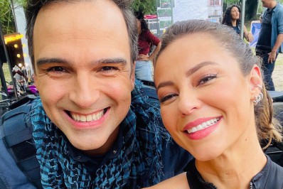 Tadeu Schmidt surge com Paolla Oliveira nos bastidores de 'Cara e Coragem'