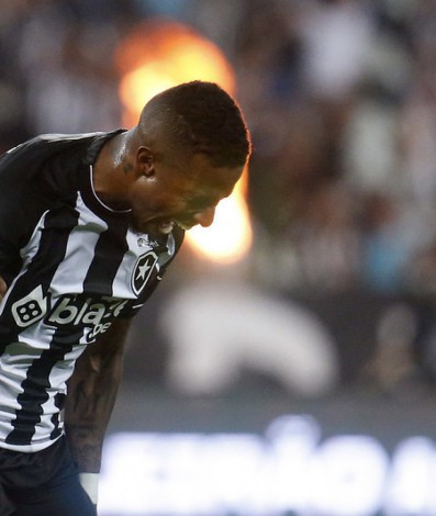 Tchê Tchê marcou o segundo gol do Botafogo na vitória sobre o Bragantino